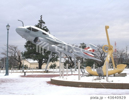 雪景色の米海軍厚木基地のアライアンス公園に展示されている空母艦載機EA-6Bプラウラー電子戦機 43640929