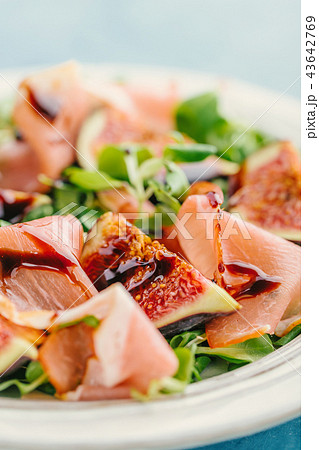 Tasty autumn salad with figs and ham 43642769