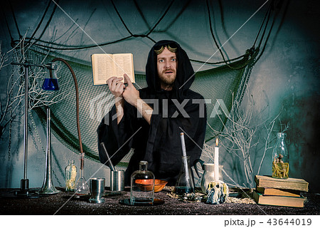 The medieval scientist indicates the text  43644019