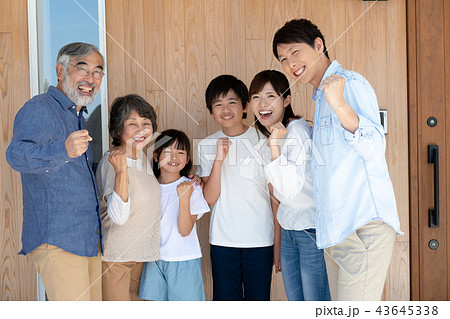 家族 三世代 ファミリー 親子 団らん 家族 三世代 ファミリー 親子 団らん 43645338
