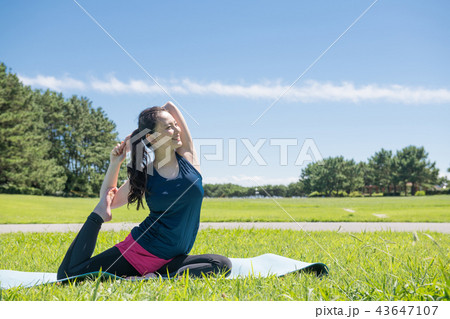 公園でヨガをする若い日本人女性 公園でヨガをする若い日本人女性 43647107