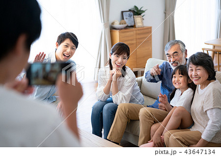 家族　三世代　家族写真　ファミリー　親子　団らん 43647134