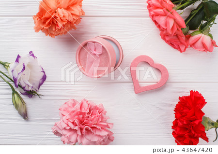 Flowers and cosmetic powder for women. 43647420