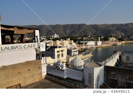 インド ヒンドゥー教の聖地 プシュカルの街並みとプシュカル湖 カフェの建物を修理するインド人男性 インド ヒンドゥー教の聖地 プシュカルの街並みとプシュカル湖 カフェの建物を修理するインド人男性 43649015