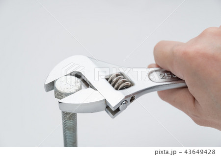 モンキーレンチでボルトを締め付けるシーン 43649428