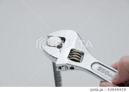 モンキーレンチでボルトを締め付けるシーン 43649429