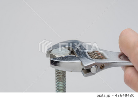 モンキーレンチでボルトを締め付けるシーン 43649430
