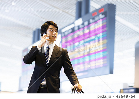 ビジネス　スマホ　空港　ビジネスマン　出張 43649764