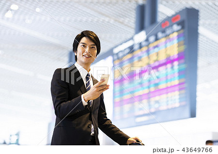 ビジネス　スマホ　空港　ビジネスマン　出張 43649766