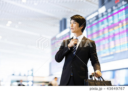 ビジネス　空港　ビジネスマン　出張 43649767