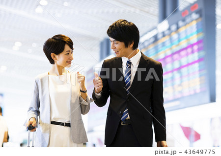 ビジネス 空港 ビジネスマン 出張 ビジネスウーマン ビジネス 空港 ビジネスマン 出張 ビジネスウーマン 43649775