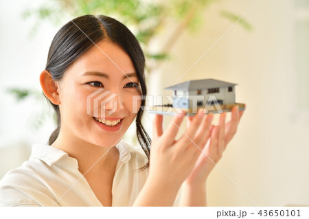 住宅の模型を見つめる女性 住宅の模型を見つめる女性 43650101