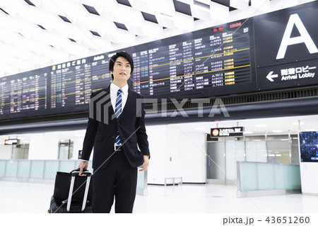 ビジネス　空港　ビジネスマン　帰国　出張 43651260