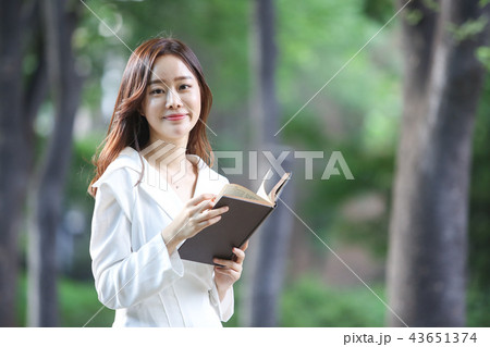 韓国人 若い女性 読書 43651374