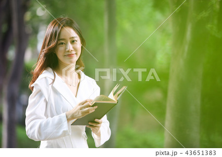 韓国人 若い女性 読書 43651383