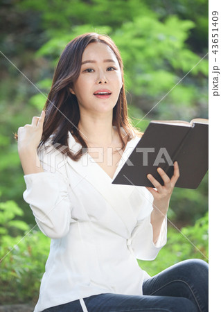 韓国人 若い女性 読書 43651409
