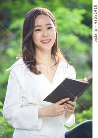 韓国人 若い女性 読書 43651410