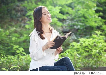 韓国人 若い女性 読書 43651425