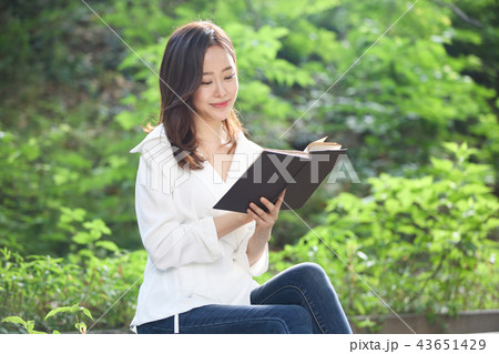 韓国人 若い女性 読書 43651429