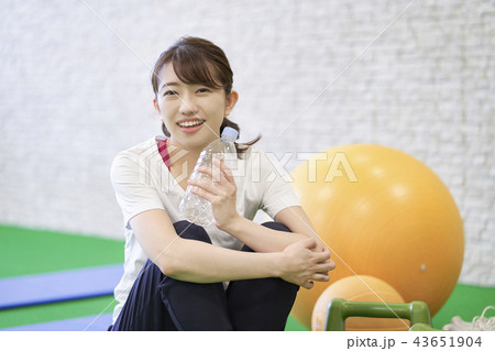 バランスボール　ジム　女性 43651904