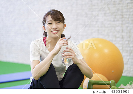 バランスボール　ジム　女性 43651905