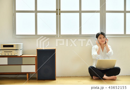 音楽を聴く女性 リビングルーム 43652155