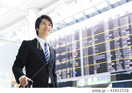 ビジネス　空港　ビジネスマン　出張 43652528