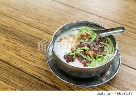 Refreshing chendol with large red beans and santan 43653137