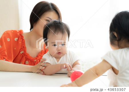 赤ちゃん　家族 43653307
