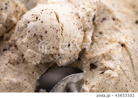 Speciality Italian stracciatella ice cream scoop with flakes of dark chocolate in a creamy vanilla Speciality Italian stracciatella ice cream scoop with flakes of dark chocolate in a creamy vanilla 43653502