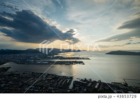 夕暮れ　香川の観光スポット屋島山上からの高松市街並みと瀬戸内海の眺め2018年9月撮影 43653729
