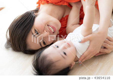 赤ちゃん・ママ 43654110