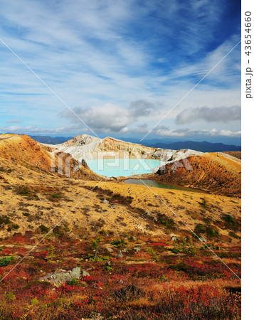 紅葉の草津白根山の湯釜の写真素材