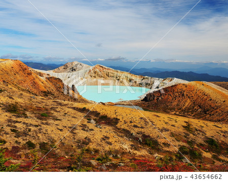 紅葉の草津白根山の湯釜 43654662