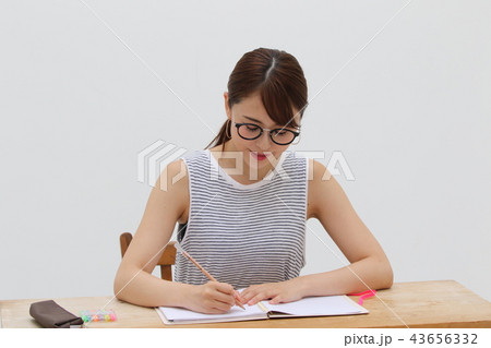 勉強をする女性 勉強をする女性 43656332