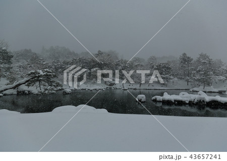 京都嵐山の冬の雪 43657241