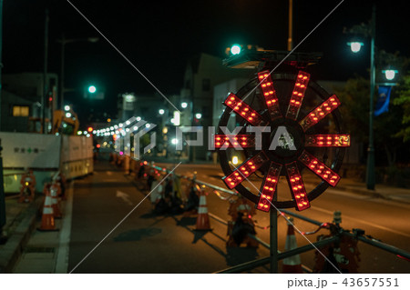 夜の道路工事現場 夜の道路工事現場 43657551