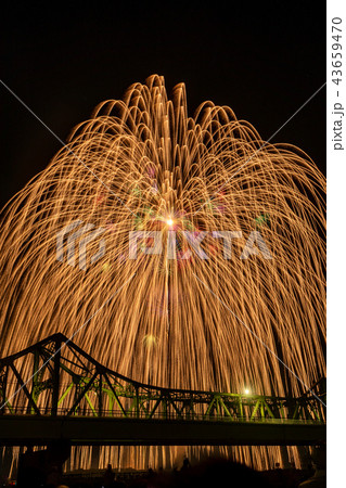 長岡花火 三尺玉と橋の写真素材