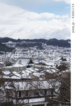 兼六園から見た金沢市街の雪景色 43661714