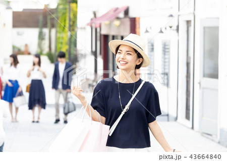 ショッピングを楽しむ若い女性 ショッピングを楽しむ若い女性 43664840