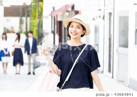 ショッピングを楽しむ若い女性 ショッピングを楽しむ若い女性 43664841