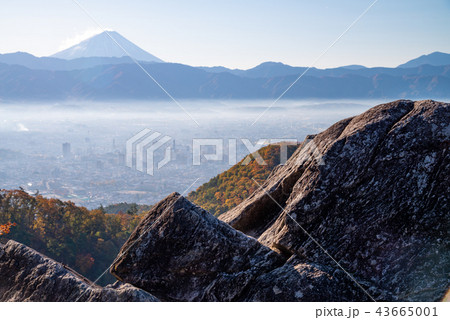 【山梨県】紅葉の和田峠から、甲府盆地と富士山を望む 【山梨県】紅葉の和田峠から、甲府盆地と富士山を望む 43665001