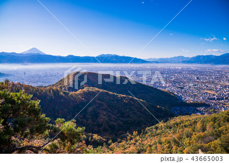 【山梨県】紅葉の和田峠から、甲府盆地と富士山を望む 43665003