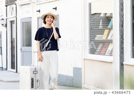 一人旅の若い女性 一人旅の若い女性 43666475