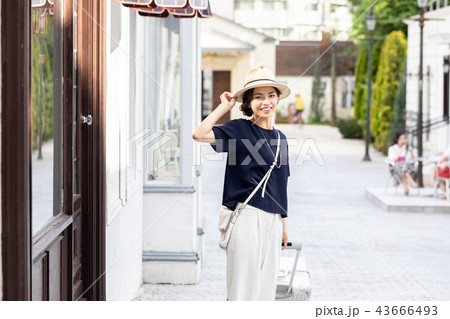 一人旅の若い女性 一人旅の若い女性 43666493