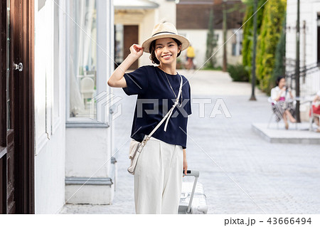 一人旅の若い女性 一人旅の若い女性 43666494