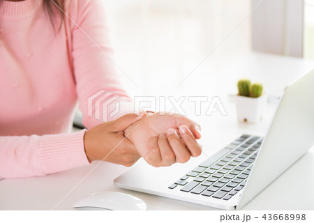 Closeup woman holding her wrist pain 43668998