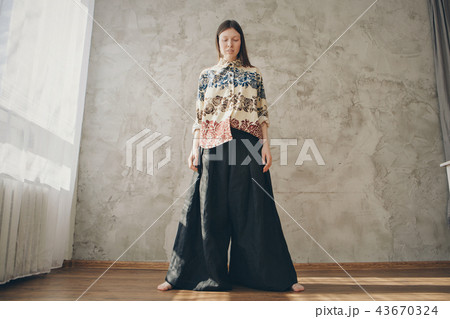 the model advertises a beige shirt with a free cut 43670324