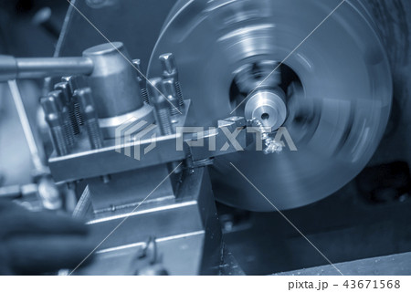 The  operation of lathe machine  43671568