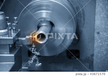 The operation of lathe machine The operation of lathe machine 43671570